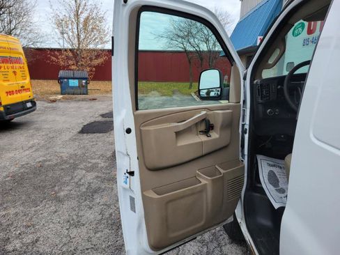 Used 2016 Chevrolet Express 2500 image 17