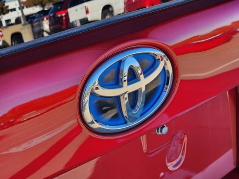 Used 2019 Toyota Prius L image 12