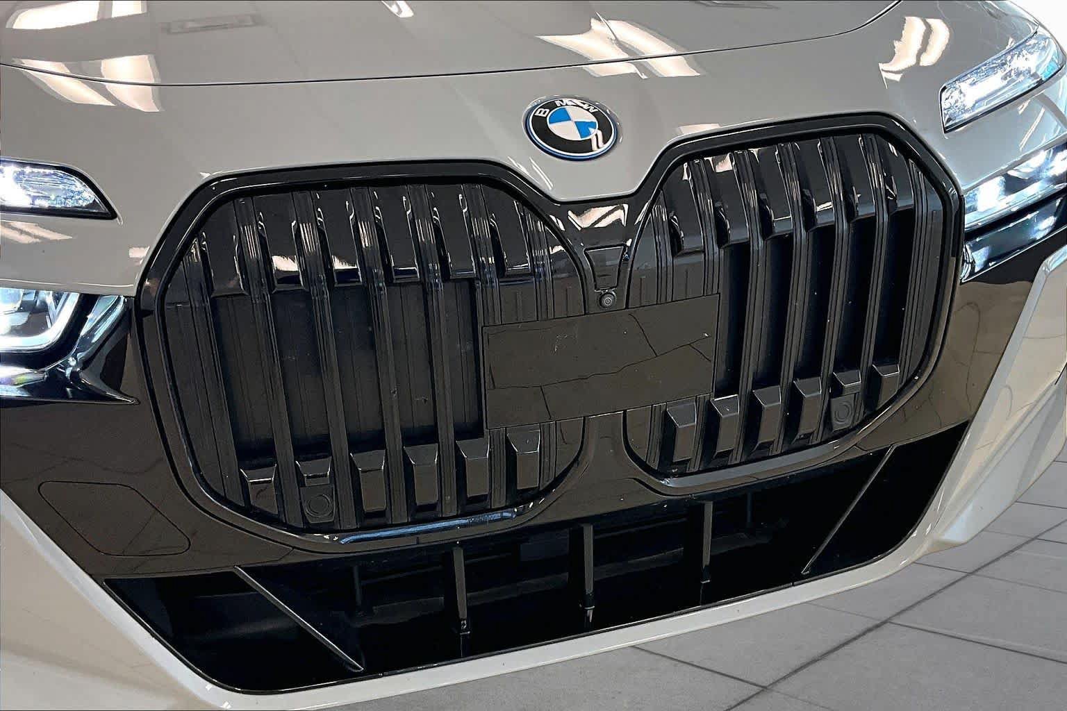 Used 2024 BMW i7 xDrive60 w/ Executive Package AWD/4WD image 28