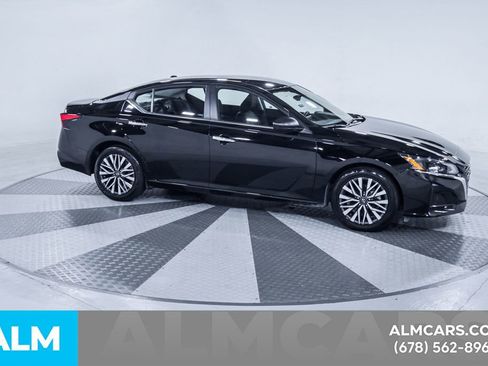 Used 2025 Nissan Altima 2.5 SV FWD image 13