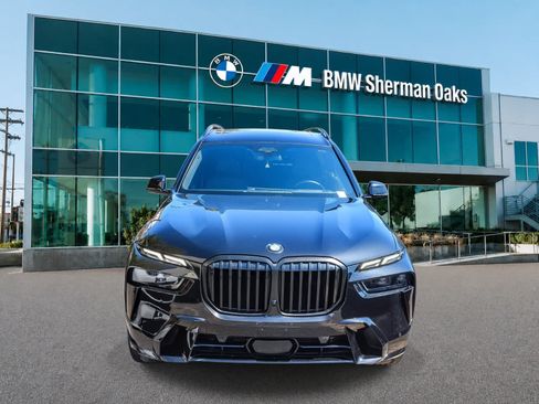 Used 2023 BMW X7 xDrive40i w/ M Sport Package AWD/4WD image 2