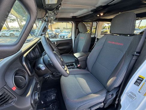Used 2025 Jeep Wrangler Unlimited Rubicon image 32