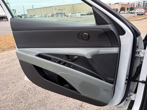 Used 2025 Hyundai Elantra Limited image 20
