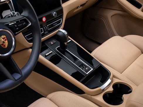 Certified 2025 Porsche Macan image 13