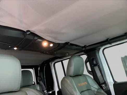 Used 2025 Jeep Gladiator Mojave AWD/4WD image 14