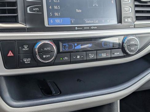 Used 2019 Toyota Highlander XLE image 24