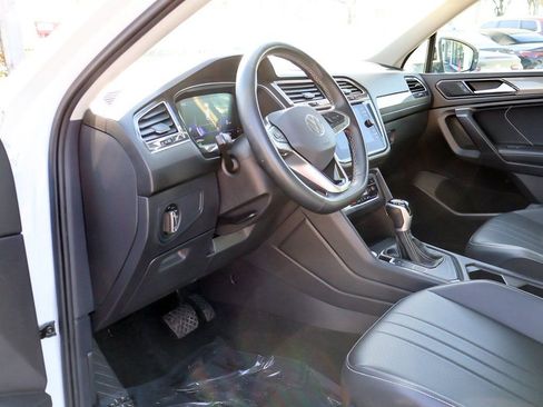 Used 2024 Volkswagen Tiguan SE w/ Panoramic Sunroof Package FWD image 28