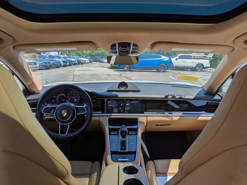 Used 2018 Porsche Panamera RWD image 39