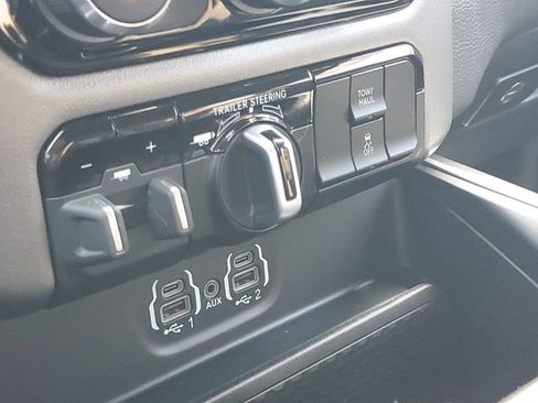 Used 2023 RAM 1500 2WD Crew Cab image 33
