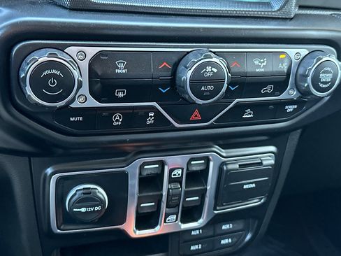 Used 2022 Jeep Gladiator Sport image 21