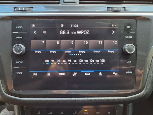 Used 2022 Volkswagen Tiguan SE w/ Panoramic Sunroof Package image 23