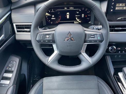 New 2025 Mitsubishi Outlander SE image 5