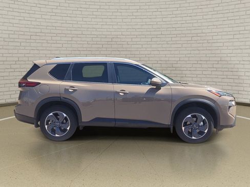 Used 2024 Nissan Rogue SV w/ SV Premium Package FWD image 4