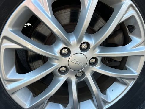 Used 2019 Jeep Cherokee Latitude w/ Popular Appearance Group AWD/4WD image 27