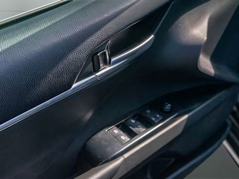 Used 2018 Toyota Camry SE FWD image 10