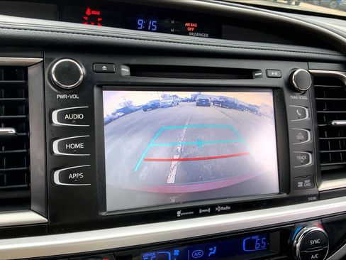 Used 2019 Toyota Highlander XLE image 24