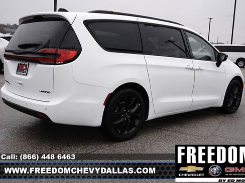 Used 2025 Chrysler Pacifica Limited image 40