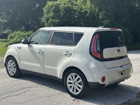 Used 2018 Kia Soul + FWD image 11