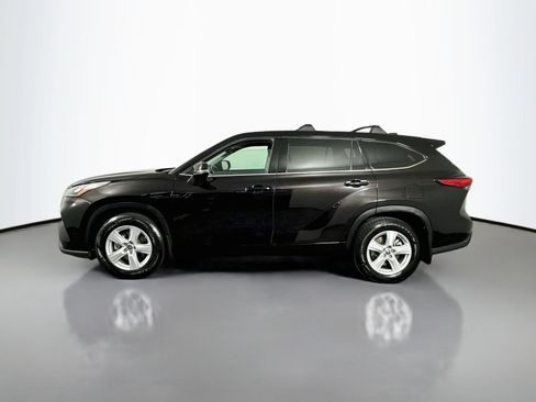 Used 2021 Toyota Highlander LE FWD image 4
