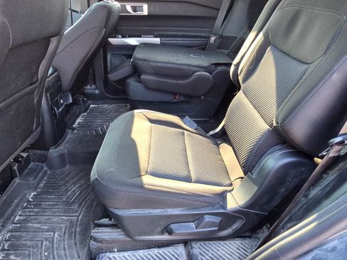 Used 2023 Ford Explorer XLT AWD/4WD image 12