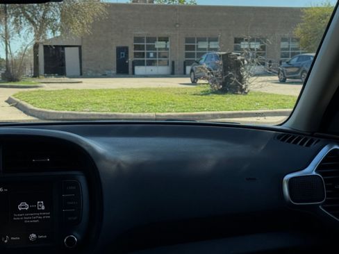 Used 2025 Kia Soul LX w/ LX Technology Package image 35