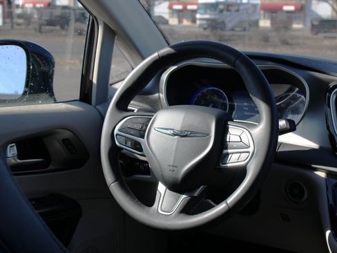 Used 2022 Chrysler Pacifica Touring-L image 20