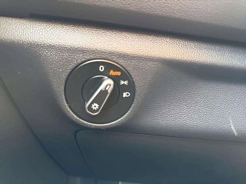 Used 2024 Volkswagen Jetta SE w/ Panoramic Sunroof Package image 19