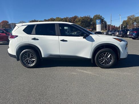 Used 2025 Nissan Rogue S image 2