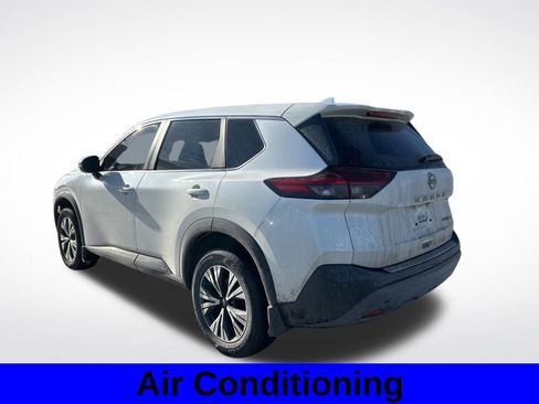 Used 2023 Nissan Rogue SV image 3