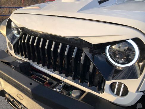 Used 2016 Jeep Wrangler Unlimited Rubicon w/ Connectivity Group image 10