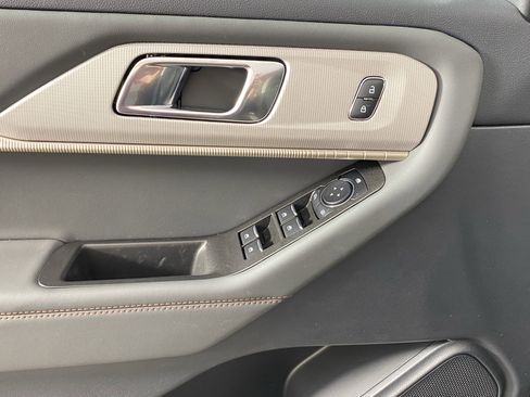 Used 2025 Ford Explorer Active w/ Active Comfort Package image 15