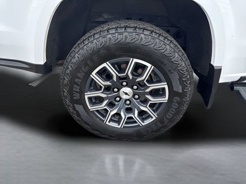 Used 2025 Chevrolet Colorado Z71 AWD/4WD image 36
