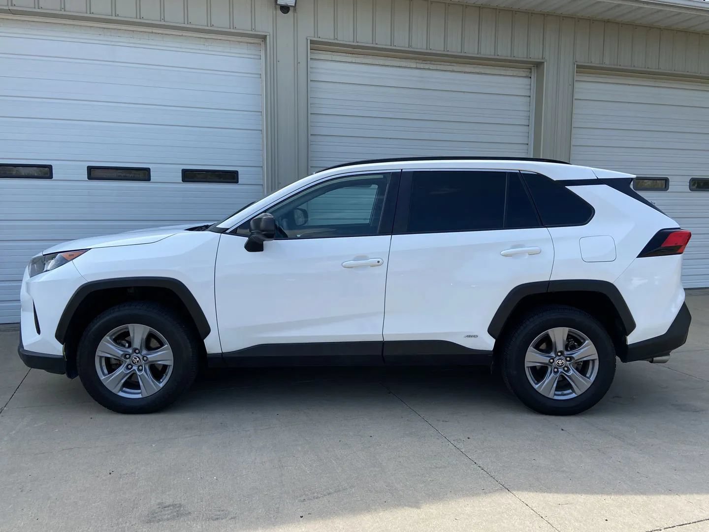 Used 2022 Toyota RAV4 LE AWD/4WD image 4
