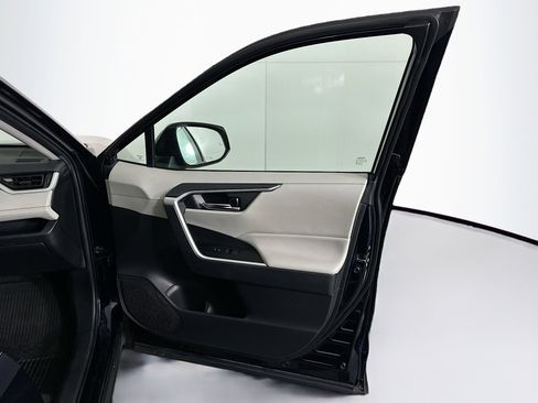 Used 2021 Toyota RAV4 XLE Premium image 32