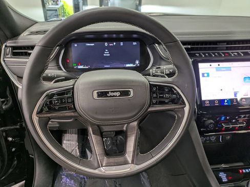 Used 2025 Jeep Grand Cherokee Overland AWD/4WD image 20