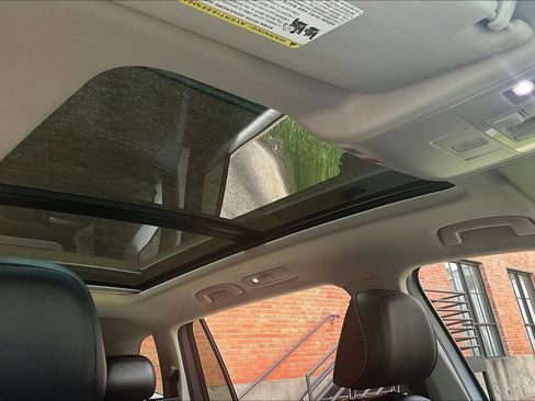 Used 2022 Volkswagen Tiguan SE image 22