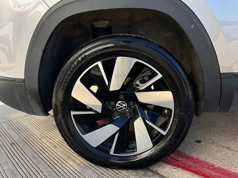 Used 2025 Volkswagen Atlas Cross Sport SE image 9