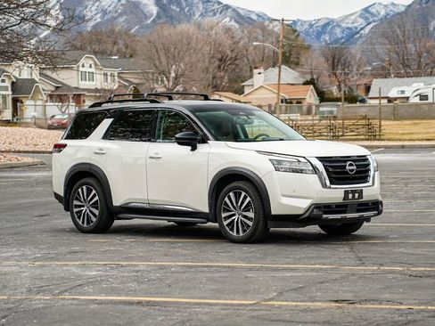 Used 2022 Nissan Pathfinder Platinum w/ Lighting Package (N93) image 3