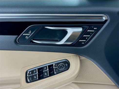 Used 2025 Porsche Macan image 11