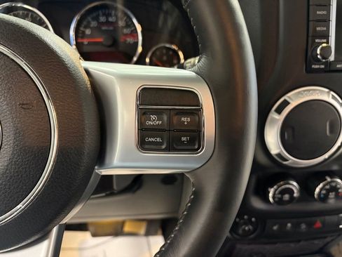 Used 2015 Jeep Wrangler Unlimited Rubicon image 12