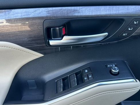 Used 2023 Toyota Highlander Limited image 11