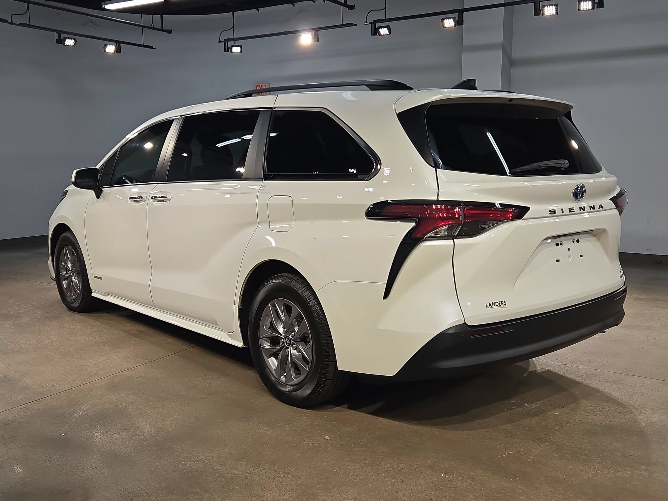 Used 2021 Toyota Sienna XLE FWD image 5