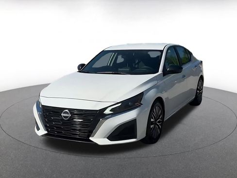 Used 2025 Nissan Altima 2.5 SV FWD image 7