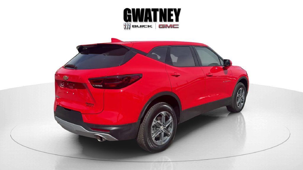 Used 2025 Chevrolet Blazer LT FWD image 3