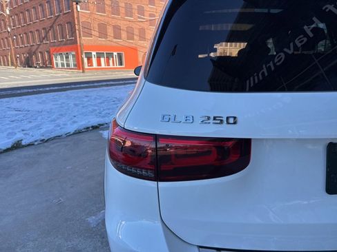 Certified 2021 Mercedes-Benz GLB 250 4MATIC image 8