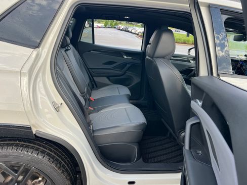 Certified 2025 Volkswagen Tiguan SE R-Line FWD image 34