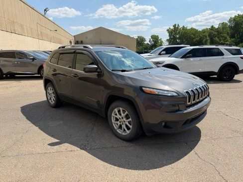 Used 2018 Jeep Cherokee Latitude w/ Cold Weather Group AWD/4WD image 4