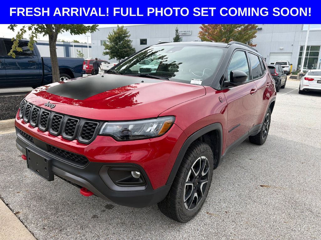 Used 2025 Jeep Compass Trailhawk AWD/4WD image 1