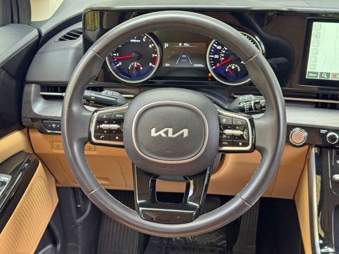 Used 2024 Kia Carnival EX image 18