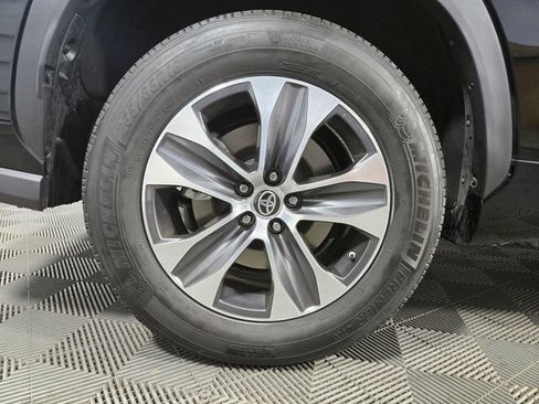 Used 2024 Toyota Highlander XLE image 8